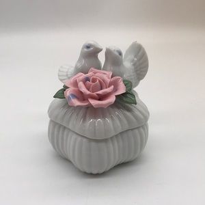 Beautiful Turtle Doves with Rose wedding ring box